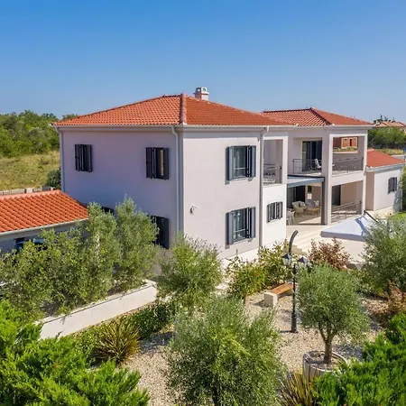 Tranquil Adore: Luxurious Retreat With Pool And Billiards Villa *