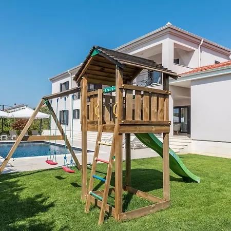 Tranquil Adore: Luxurious Retreat With Pool And Billiards Zadar
