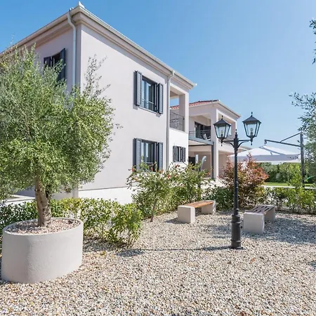 Tranquil Adore: Luxurious Retreat With Pool And Billiards Zadar