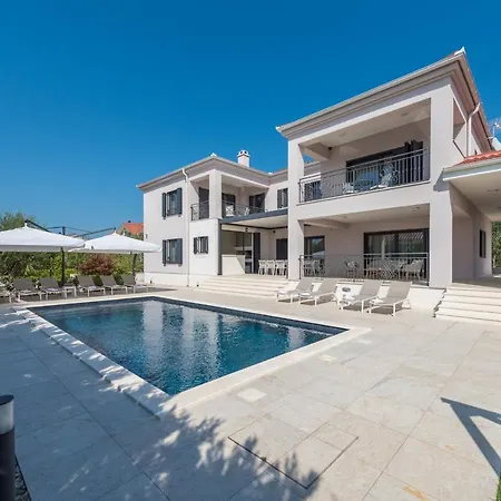 Villa Tranquil Adore: Luxurious Retreat With Pool And Billiards *