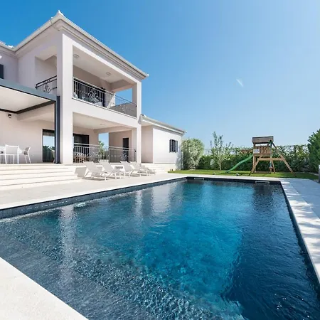 Tranquil Adore: Luxurious Retreat With Pool And Billiards