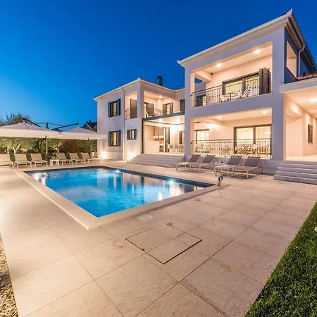 Tranquil Adore: Luxurious Retreat With Pool And Billiards Zadar