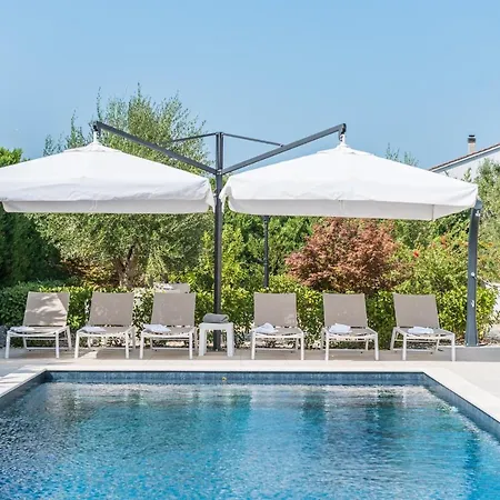 Villa Tranquil Adore: Luxurious Retreat With Pool And Billiards