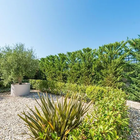 Villa Tranquil Adore: Luxurious Retreat With Pool And Billiards *