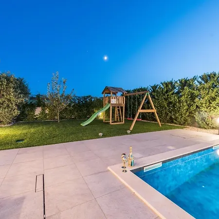 Villa Tranquil Adore: Luxurious Retreat With Pool And Billiards *