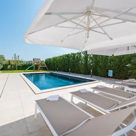 Tranquil Adore: Luxurious Retreat With Pool And Billiards Zadar