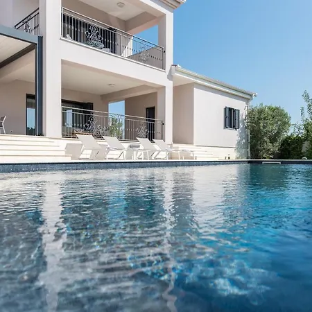 Tranquil Adore: Luxurious Retreat With Pool And Billiards *