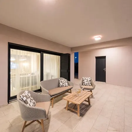 Tranquil Adore: Luxurious Retreat With Pool And Billiards Villa *