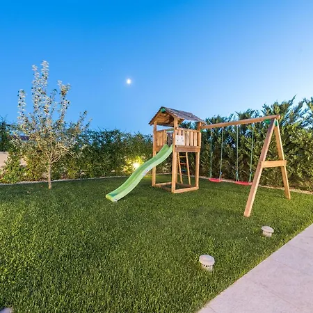 Villa Tranquil Adore: Luxurious Retreat With Pool And Billiards
