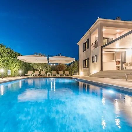 Tranquil Adore: Luxurious Retreat With Pool And Billiards Villa Zadar