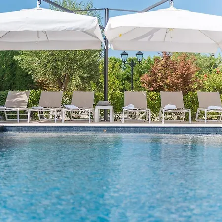 Tranquil Adore: Luxurious Retreat With Pool And Billiards Villa *
