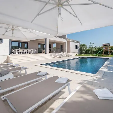 Tranquil Adore: Luxurious Retreat With Pool And Billiards *