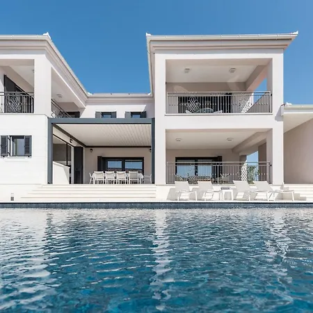 Villa Tranquil Adore: Luxurious Retreat With Pool And Billiards *