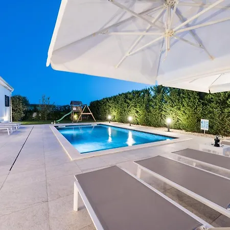 Tranquil Adore: Luxurious Retreat With Pool And Billiards