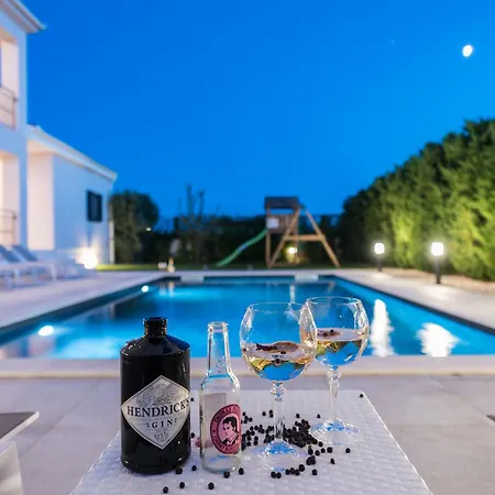 Tranquil Adore: Luxurious Retreat With Pool And Billiards Villa *