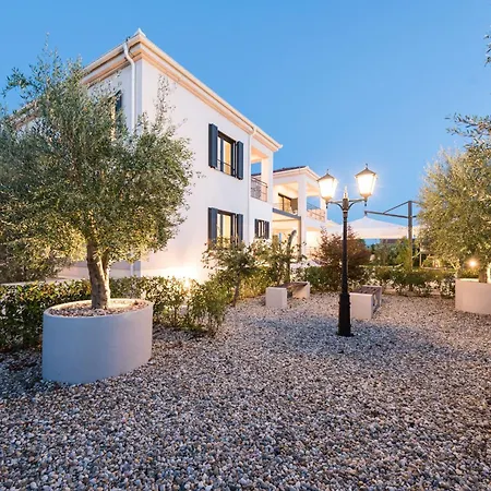 Villa Tranquil Adore: Luxurious Retreat With Pool And Billiards *