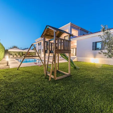 Villa Tranquil Adore: Luxurious Retreat With Pool And Billiards *