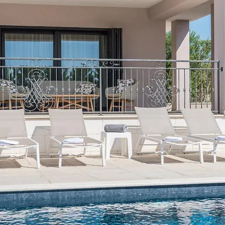 Luxurious 5 Bedrooms Tranquil Adore Private Heated Pool ザダル