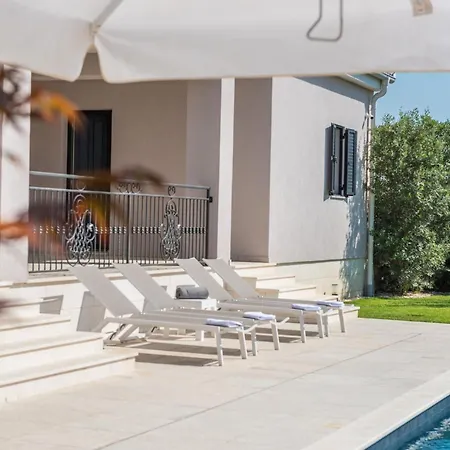ヴィラ Luxurious 5 Bedrooms Tranquil Adore Private Heated Pool ザダル