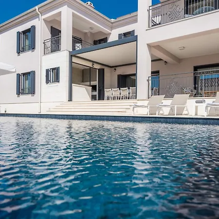 Villa Tranquil Adore: Luxurious Retreat With Pool And Billiards