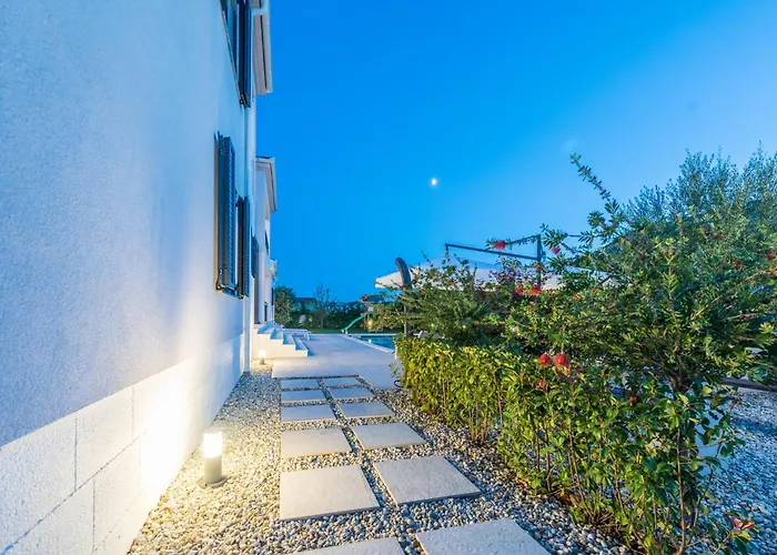 Villa Luxurious 5 Bedrooms Tranquil Adore Private Heated Pool *