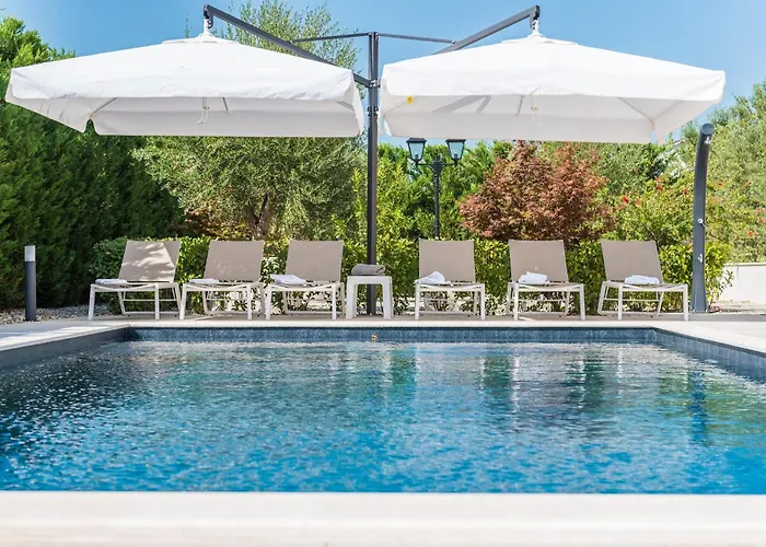 Luxurious 5 Bedrooms Tranquil Adore Private Heated Pool *