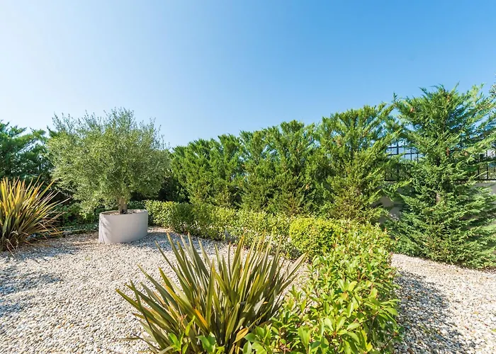 Luxurious 5 Bedrooms Tranquil Adore Private Heated Pool