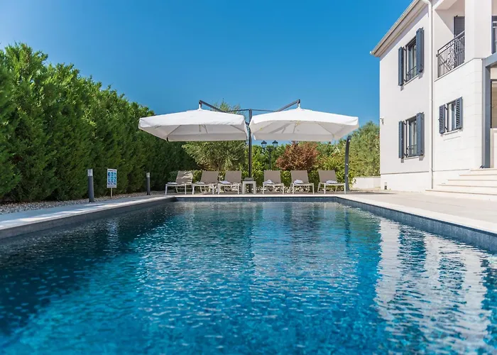 Luxurious 5 Bedrooms Tranquil Adore Private Heated Pool